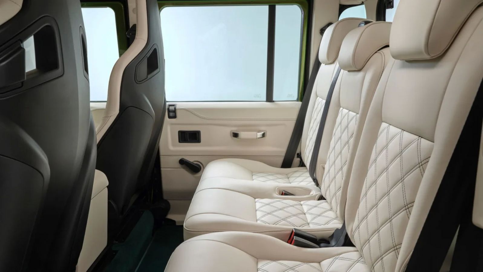 Η Land Rover ετοίμασε 4 κλασικά Defender που αλλάζουν χρώμα!